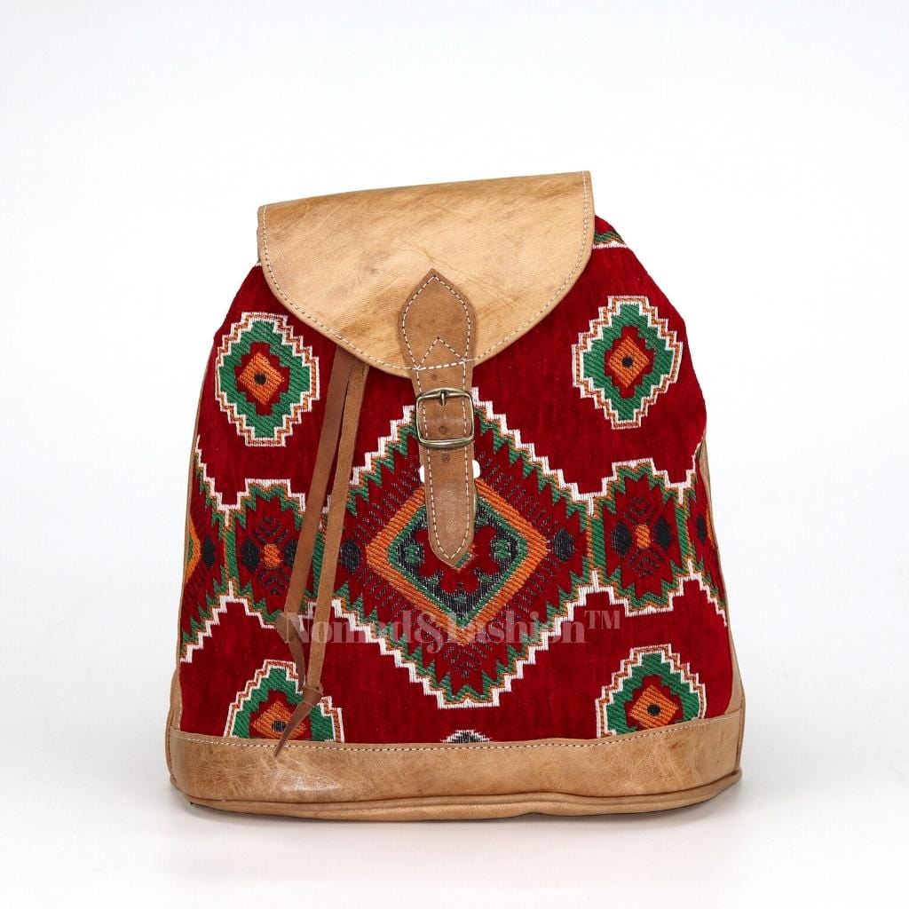 Mochila Vintage Marroquí Hecha a Mano en Cuero con Kilim Rojo Estilo Boho Rústico