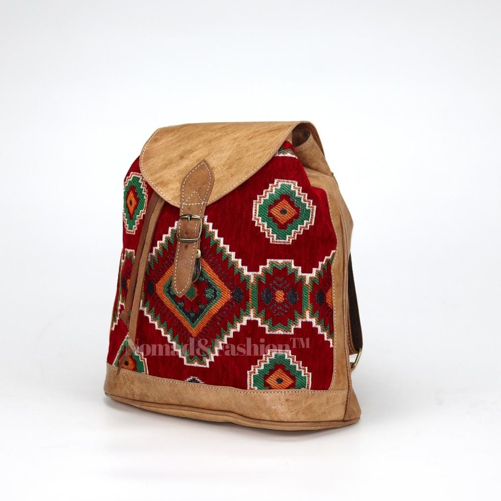 Mochila Vintage Marroquí Hecha a Mano en Cuero con Kilim Rojo Estilo Boho Rústico