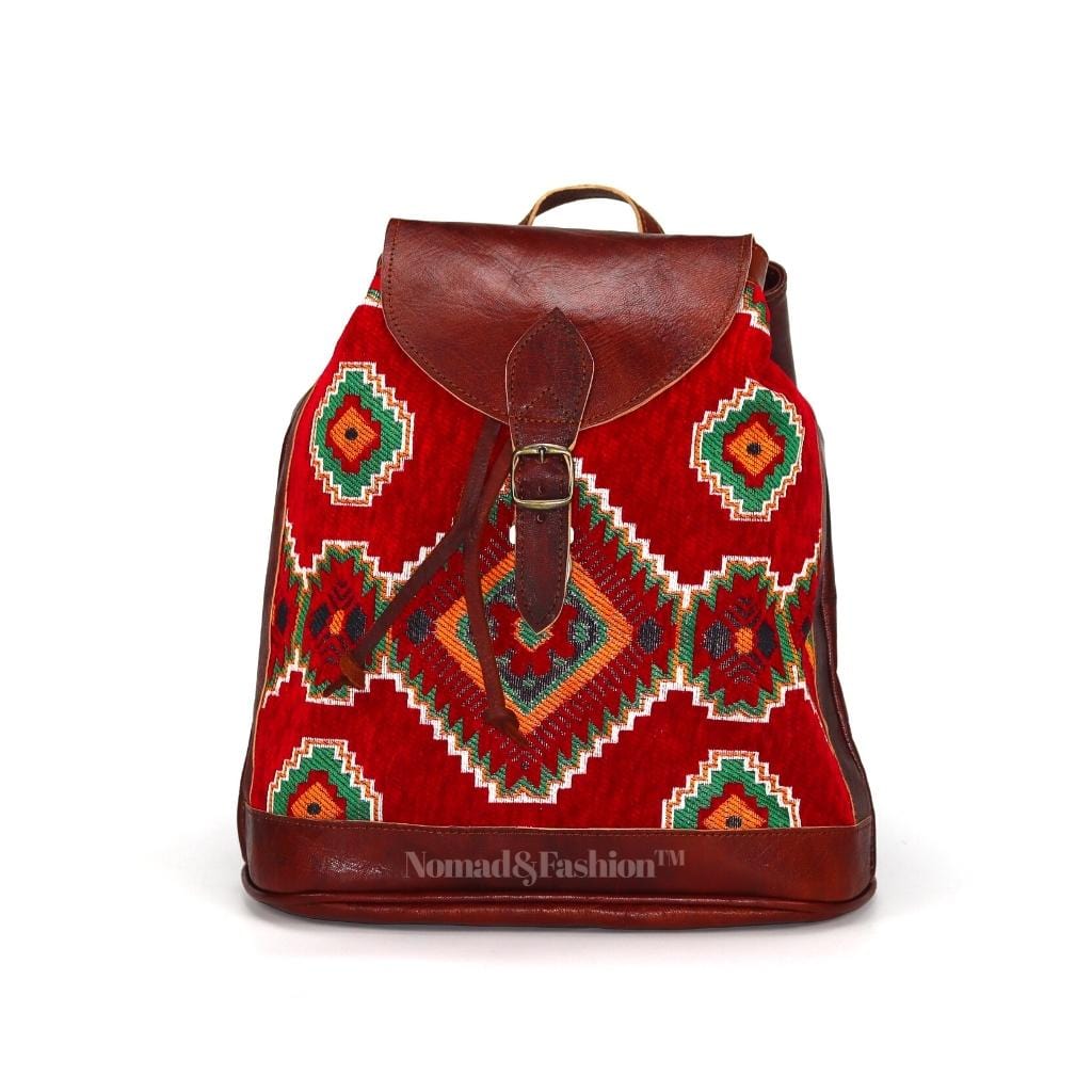 Mochila Vintage Marroquí Hecha a Mano en Cuero con Kilim Rojo Estilo Boho Rústico