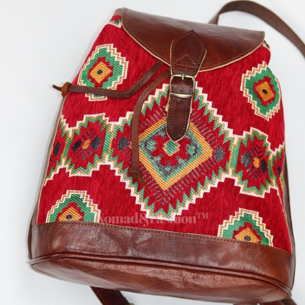 Mochila Vintage Marroquí Hecha a Mano en Cuero con Kilim Rojo Estilo Boho Rústico