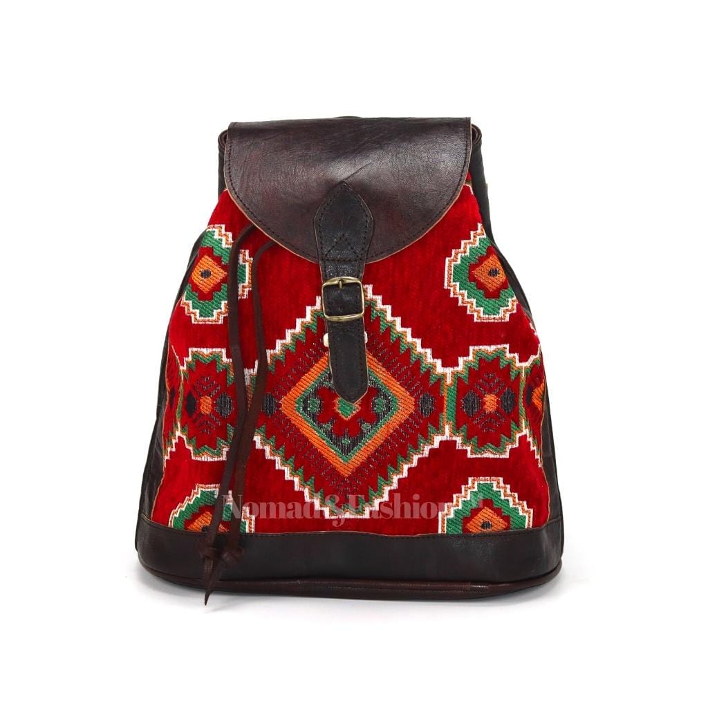 Mochila Vintage Marroquí Hecha a Mano en Cuero con Kilim Rojo Estilo Boho Rústico