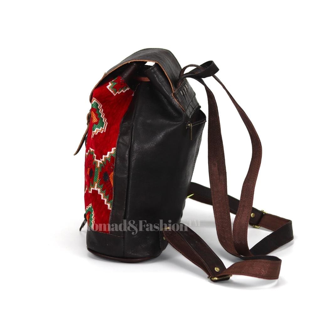 Mochila Vintage Marroquí Hecha a Mano en Cuero con Kilim Rojo Estilo Boho Rústico