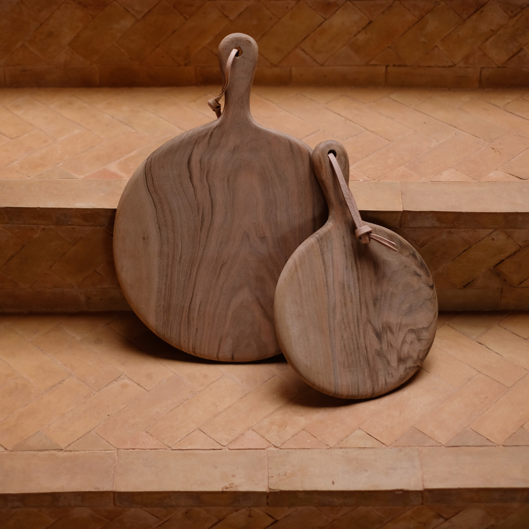 Round Walnut chopping board Large